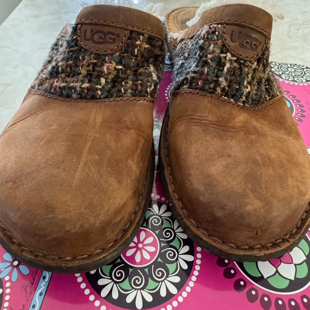 UGG Australia Leather Mules w/ Wool details and Genuine Sheepskin lining! EUC
